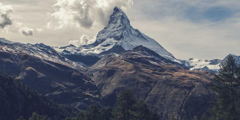 中国政府如何保障和改善民生：深度解读医疗、教育、住房三大公共服务政策